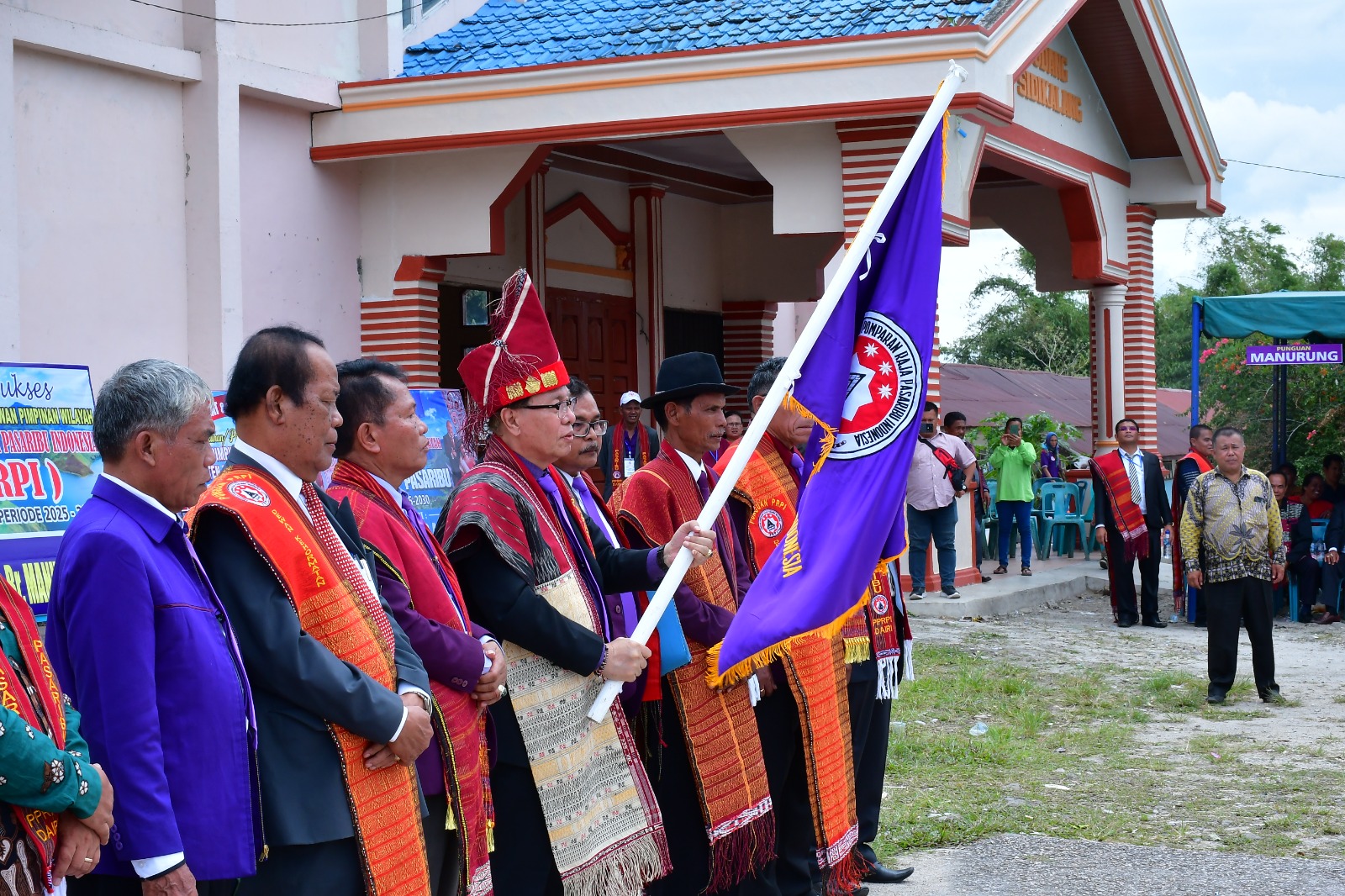 PENGIBARAN PATAKA OLEH KETUA UMUM PPRPI DIDAMPINGI OLEH SEKRETARIS JENDERAL, WAKIL SEKRETARIS JENDERAL, DAN JAJARANNYA