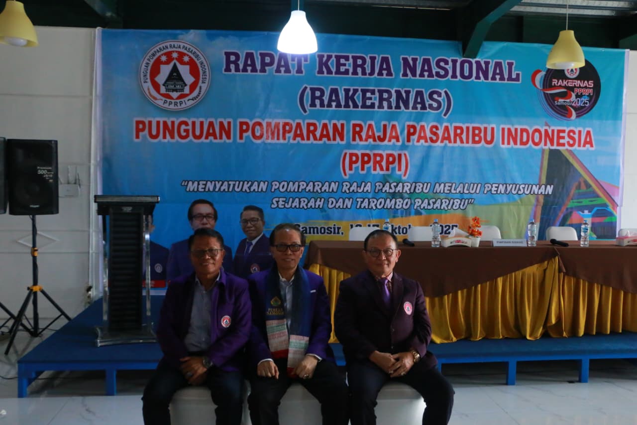 Ketua Umum Sahala Benny Pasaribu, Wakil Ketua Umum Sahat Parulian Pasaribu, dan Sekretaris Jenderal Lusman PasaribuAcara Musyawarah Nasional Punguan Pomparan Raja Pasaribu Indonesia Tahun 2025